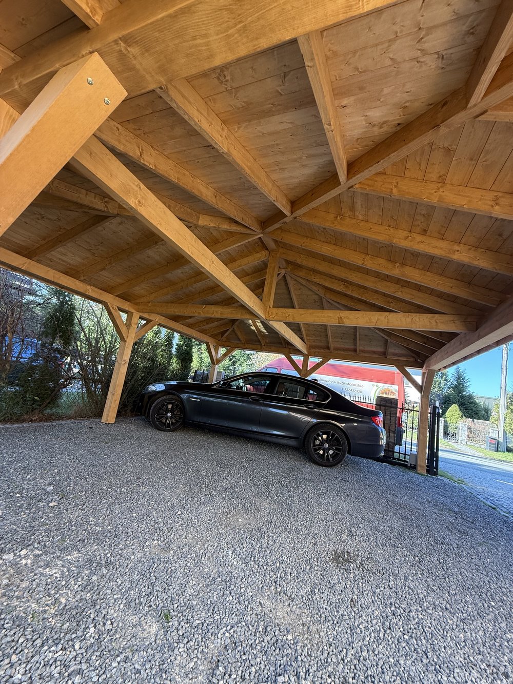 Solidny carport drewniany z trwałą konstrukcją i estetycznym wykończeniem