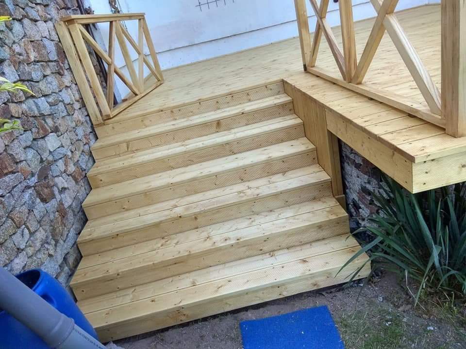 Nowoczesny taras drewniany na wymiar dopasowany do elewacji i ogrodu