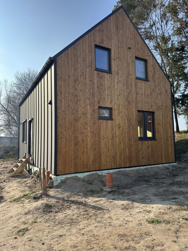 Domek z drewna konstrukcyjnego do 35 m² przy ogrodzie