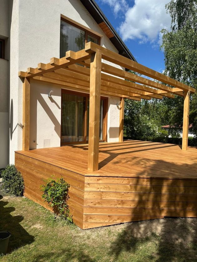 Pergola z drewna KVH nad tarasem ogrodowym