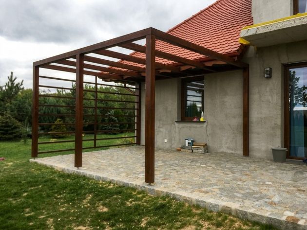 Drewniana pergola na taras z solidną konstrukcją